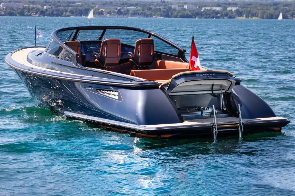 Wajer 38, pont principal — Sardinia Lux Yachts, Sardaigne. Une coque rapide pour les criques de la Costa Smeralda