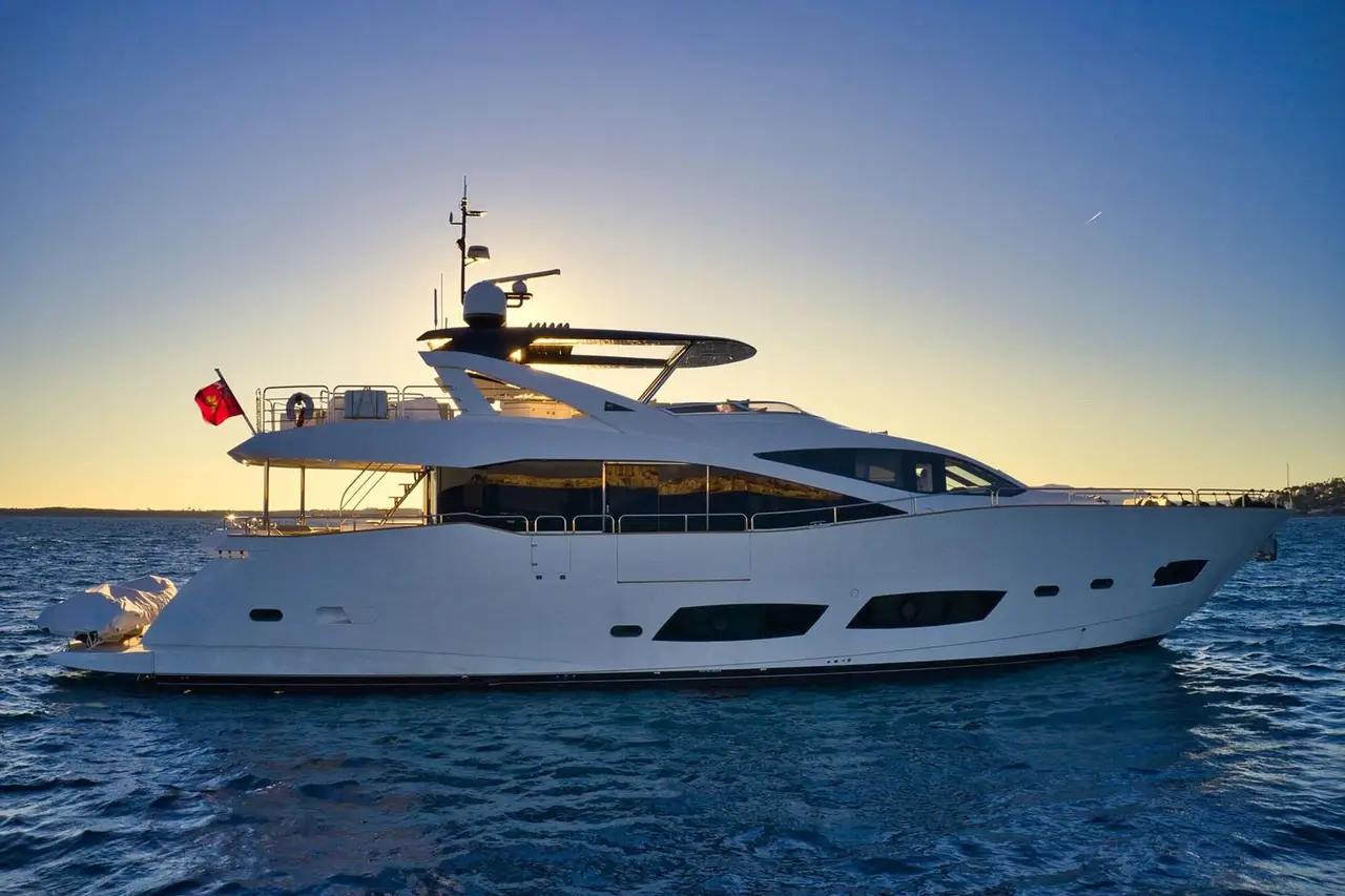 Wajer 38, flybridge — Sardinia Lux Yachts, Sardaigne. Une coque rapide pour les criques de la Costa Smeralda