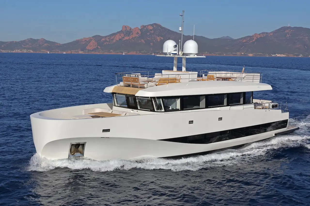 WallyAce 26, ponte principale — Sardinia Lux Yachts, Sardegna. WallyAce 26 — 26m