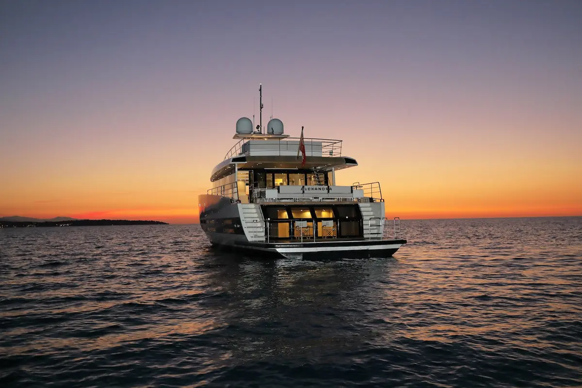 WallyAce 26, cabina principale — Sardinia Lux Yachts, Sardegna. WallyAce 26 — 26m